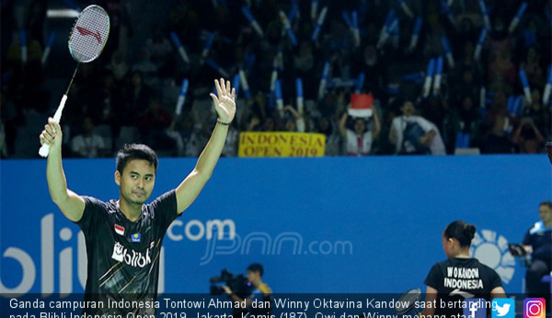 Ganda campuran Indonesia Tontowi Ahmad dan Winny Oktavina Kandow saat bertanding pada Blibli Indonesia Open 2019, Jakarta, Kamis (187). Owi dan Winny menang atas ganda campuran Thailand Nipitphon Phuangphuapet dan Savitree Amitrapai dengan skor 21-14 21-18. - JPNN.com