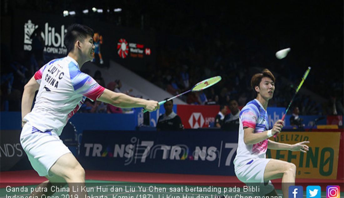 Ganda putra China Li Kun Hui dan Liu Yu Chen saat bertanding pada Blibli Indonesia Open 2019, Jakarta, Kamis (187). Li Kun Hui dan Liu Yu Chen menang atas ganda putra Indonesia Ricky Karandasuwardi dan Angga Pratama dengan skor 21-10 21-13. - JPNN.com