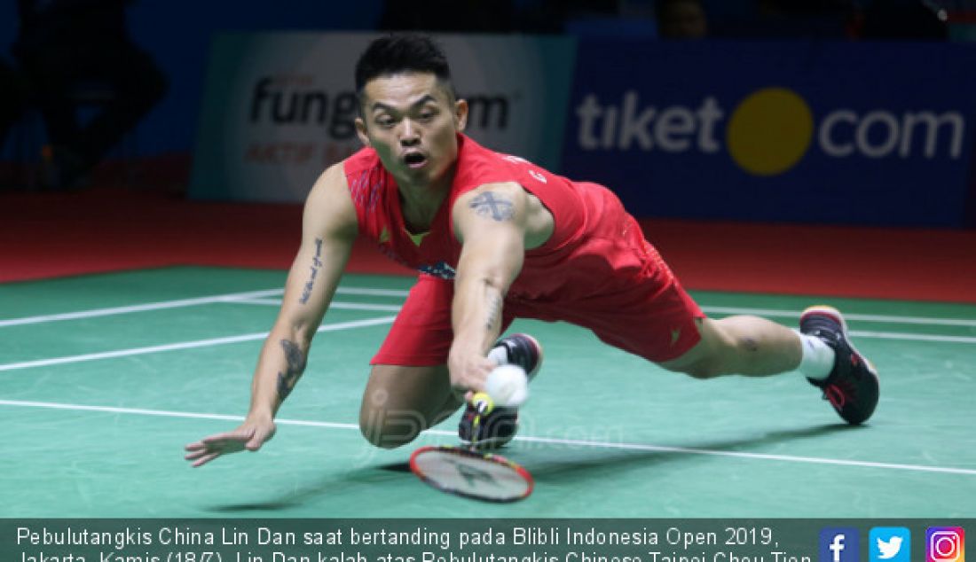 Pebulutangkis China Lin Dan saat bertanding pada Blibli Indonesia Open 2019, Jakarta, Kamis (18/7). Lin Dan kalah atas Pebulutangkis Chinese Taipei Chou Tien Chen dengan skor 22-24, 21-17 dan 13-21. - JPNN.com