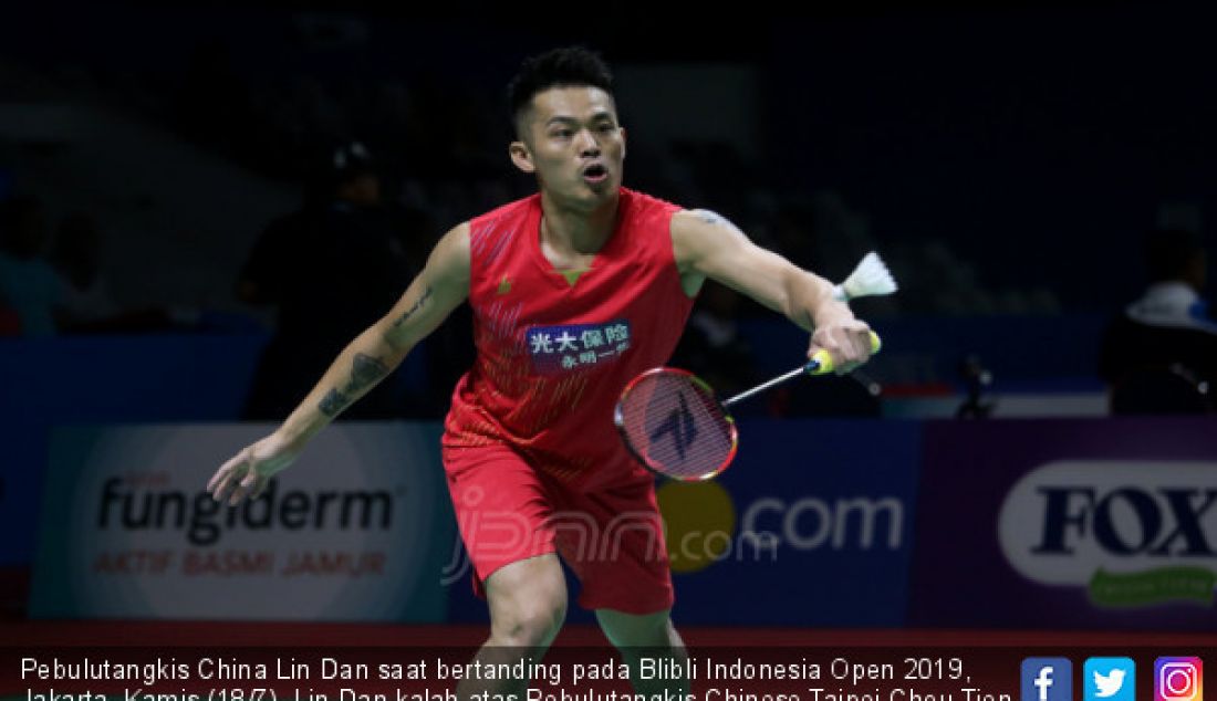 Pebulutangkis China Lin Dan saat bertanding pada Blibli Indonesia Open 2019, Jakarta, Kamis (18/7). Lin Dan kalah atas Pebulutangkis Chinese Taipei Chou Tien Chen dengan skor 22-24, 21-17 dan 13-21. - JPNN.com