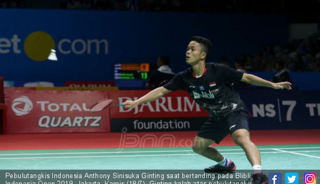 Pebulutangkis Indonesia Anthony Sinisuka Ginting saat bertanding pada Blibli Indonesia Open 2019, Jakarta, Kamis (18/7). Ginting kalah atas pebulutangkis Thailand Kantaphon Wangcharoen dengan skor 20-22, 21-11 dan 19-21. - JPNN.com