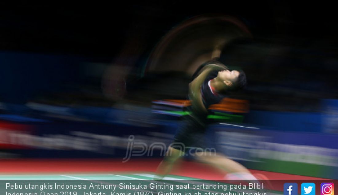 Pebulutangkis Indonesia Anthony Sinisuka Ginting saat bertanding pada Blibli Indonesia Open 2019, Jakarta, Kamis (18/7). Ginting kalah atas pebulutangkis Thailand Kantaphon Wangcharoen dengan skor 20-22, 21-11 dan 19-21. - JPNN.com