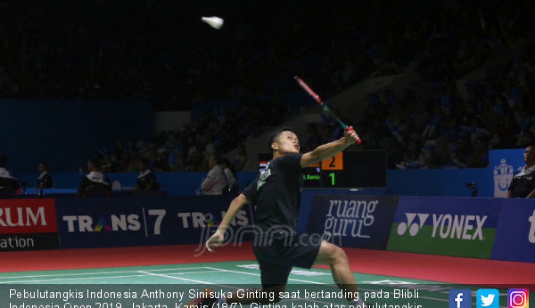 Pebulutangkis Indonesia Anthony Sinisuka Ginting saat bertanding pada Blibli Indonesia Open 2019, Jakarta, Kamis (18/7). Ginting kalah atas pebulutangkis Thailand Kantaphon Wangcharoen dengan skor 20-22, 21-11 dan 19-21. - JPNN.com