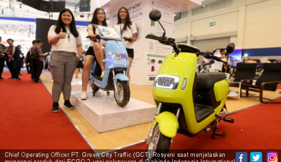 Chief Operating Officer PT. Green City Traffic (GCT) Rosyeni saat menjelaskan mengenai produk dari ECGO 2 usai peluncuran di Gaikindo Indonesia International Auto Show (GIIAS) 2019 di ICE BSD, Tangerang, Jumat (19/7). - JPNN.com