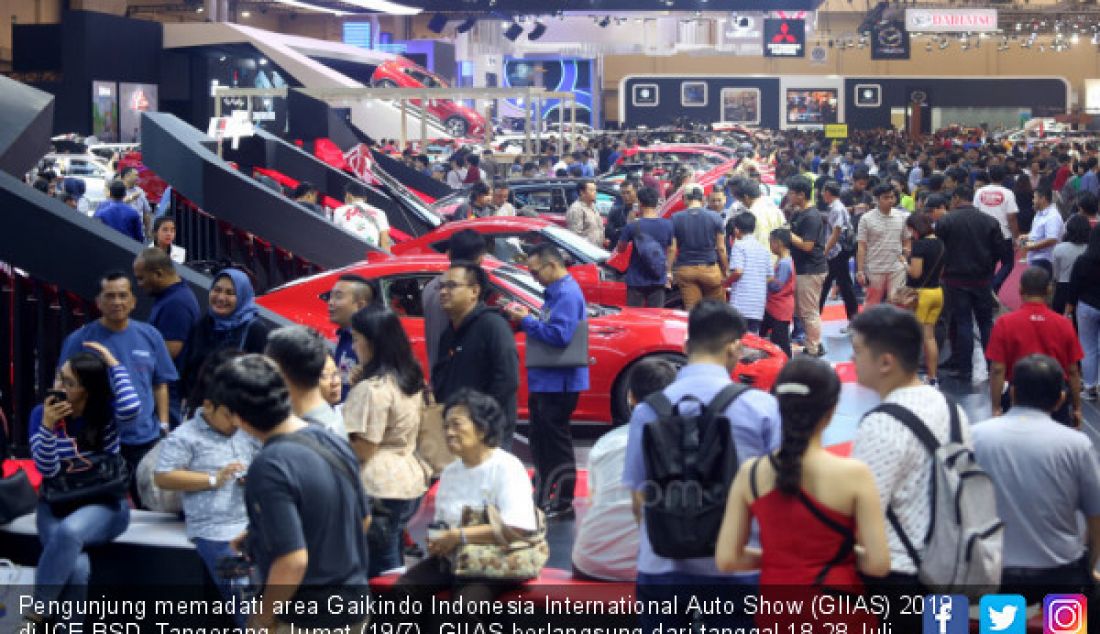 Pengunjung memadati area Gaikindo Indonesia International Auto Show (GIIAS) 2019 di ICE BSD, Tangerang, Jumat (19/7). GIIAS berlangsung dari tanggal 18-28 Juli 2019. - JPNN.com