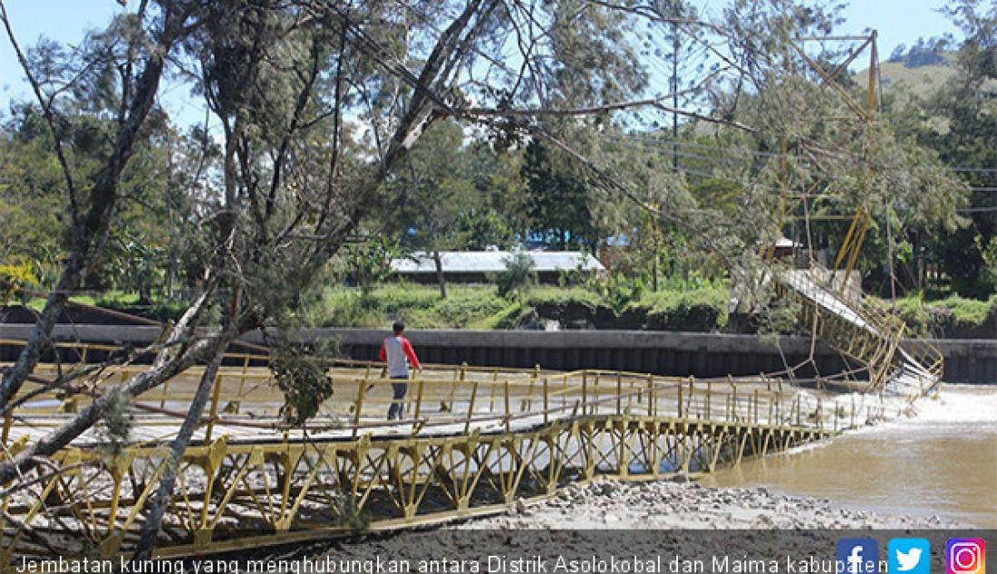 Jembatan kuning yang menghubungkan antara Distrik Asolokobal dan Maima kabupaten Jayawijaya ambruk masuk ke Kali Baliem, Kamis (18/7). - JPNN.com