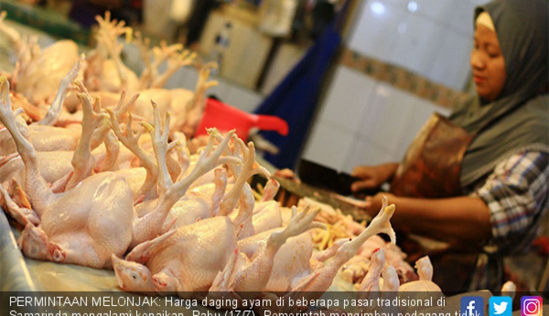 PERMINTAAN MELONJAK: Harga daging ayam di beberapa pasar tradisional di Samarinda mengalami kenaikan, Rabu (17/7). Pemerintah mengimbau pedagang tidak semena-mena menaikkan harga terlebih menjelang Idul Adha. - JPNN.com