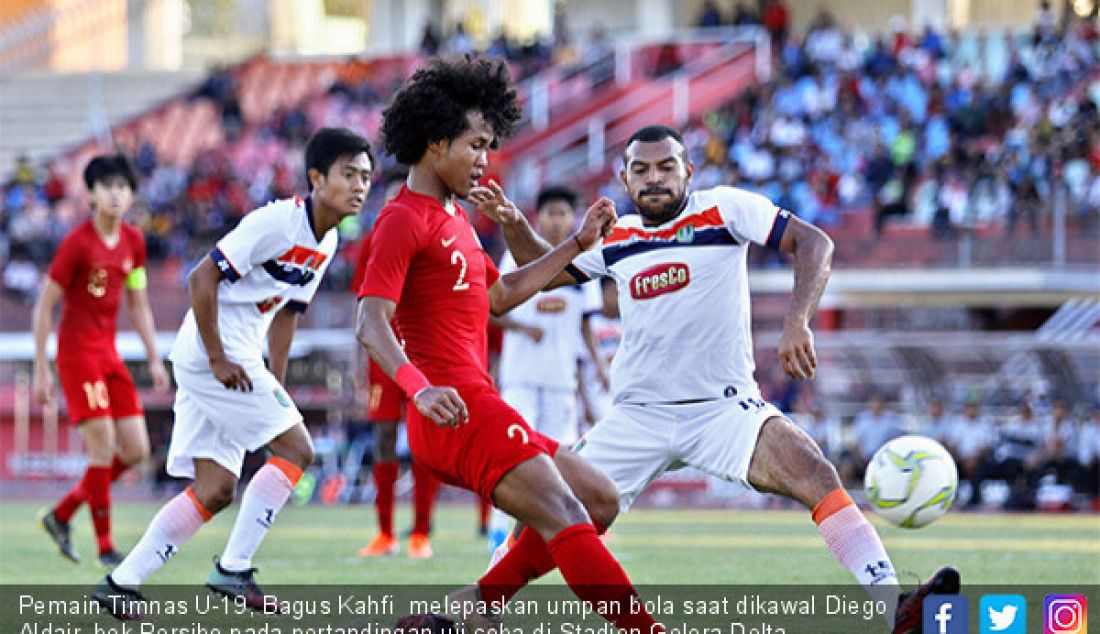 Pemain Timnas U-19, Bagus Kahfi melepaskan umpan bola saat dikawal Diego Aldair, bek Persibo pada pertandingan uji coba di Stadion Gelora Delta, Sidoarjo, Kamis (18/7). Garuda Muda menang 2-1 atas Persibo. - JPNN.com