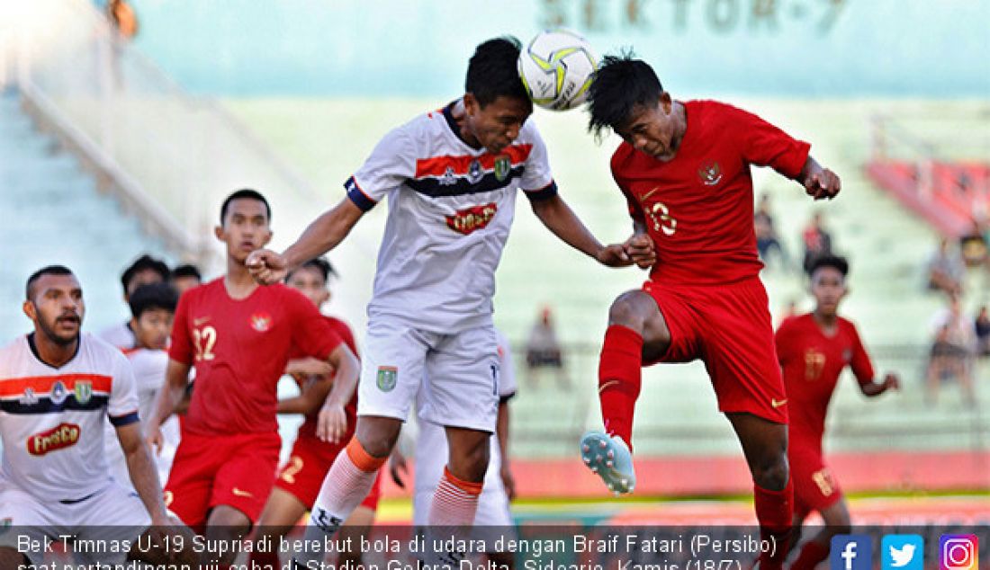 Bek Timnas U-19 Supriadi berebut bola di udara dengan Braif Fatari (Persibo) saat pertandingan uji coba di Stadion Gelora Delta, Sidoarjo, Kamis (18/7). Garuda Muda menang 2-1 atas Persibo. - JPNN.com