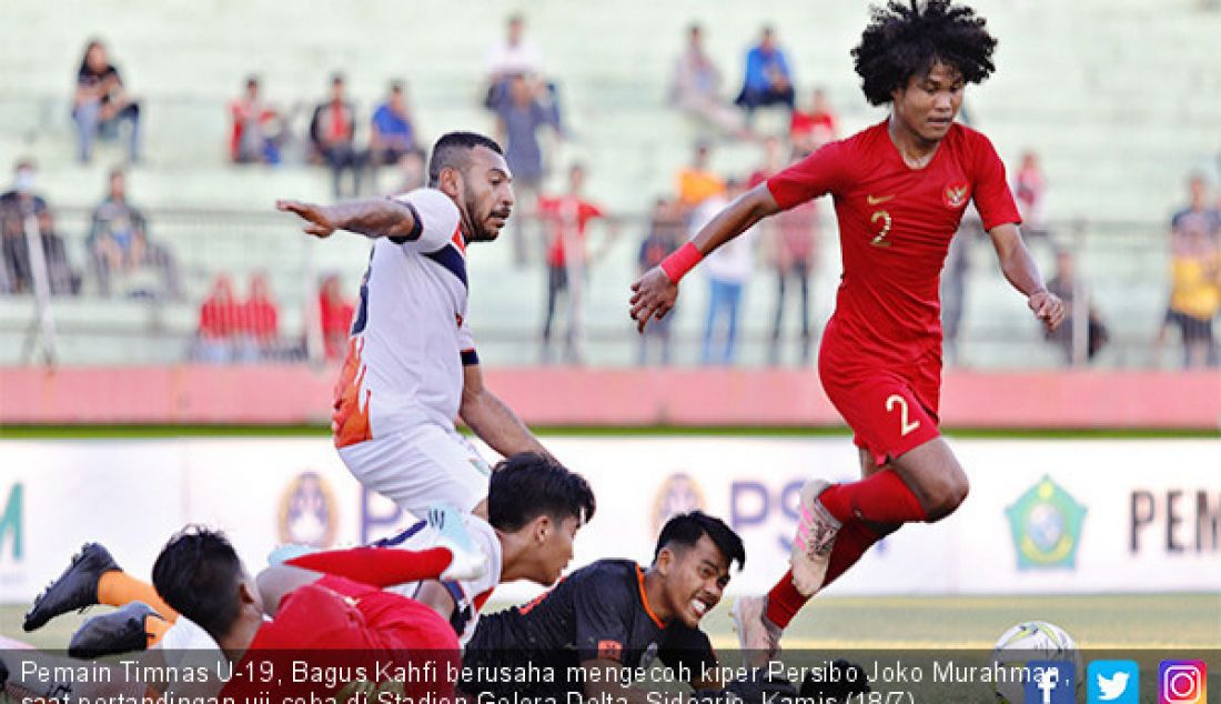 Pemain Timnas U-19, Bagus Kahfi berusaha mengecoh kiper Persibo Joko Murahman, saat pertandingan uji coba di Stadion Gelora Delta, Sidoarjo, Kamis (18/7). Garuda Muda menang 2-1 atas Persibo. - JPNN.com