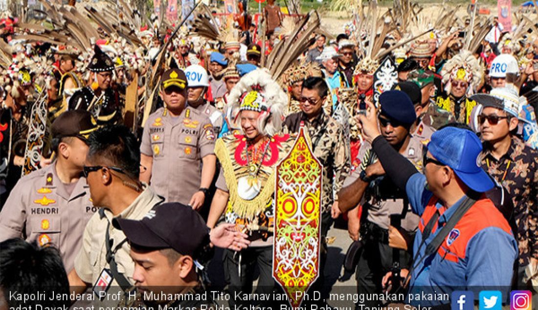 Kapolri Jenderal Prof. H. Muhammad Tito Karnavian, Ph.D, menggunakan pakaian adat Dayak saat peresmian Markas Polda Kaltara, Bumi Rahayu, Tanjung Selor, Kamis (18/7). Kapolri juga meresmikan RS Bhayangkara dan SPN. - JPNN.com