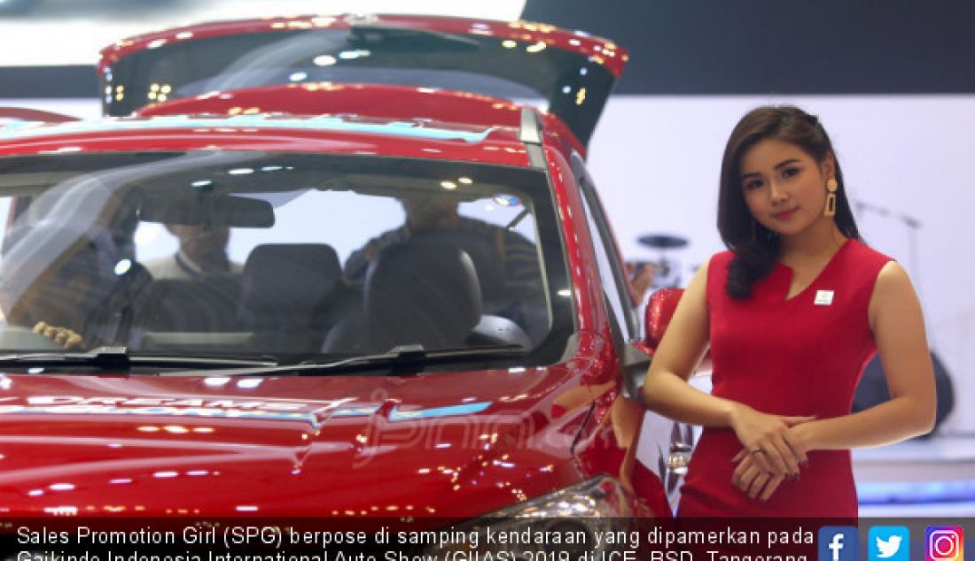 Sales Promotion Girl (SPG) berpose di samping kendaraan yang dipamerkan pada Gaikindo Indonesia International Auto Show (GIIAS) 2019 di ICE, BSD, Tangerang Selatan, Banten, Jumat (19/7). Dalam ajang GIIAS 2019 kali ini sejumlah perusahaan otomotif menggunakan jasa SPG guna menarik perhatian para pengunjung. - JPNN.com