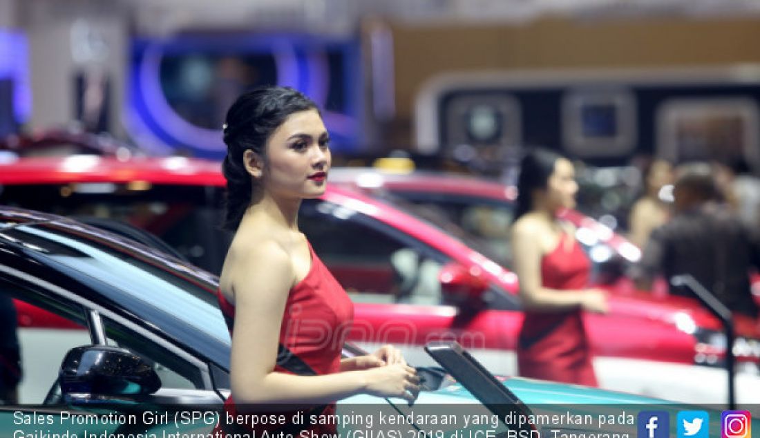 Sales Promotion Girl (SPG) berpose di samping kendaraan yang dipamerkan pada Gaikindo Indonesia International Auto Show (GIIAS) 2019 di ICE, BSD, Tangerang Selatan, Banten, Jumat (19/7). - JPNN.com