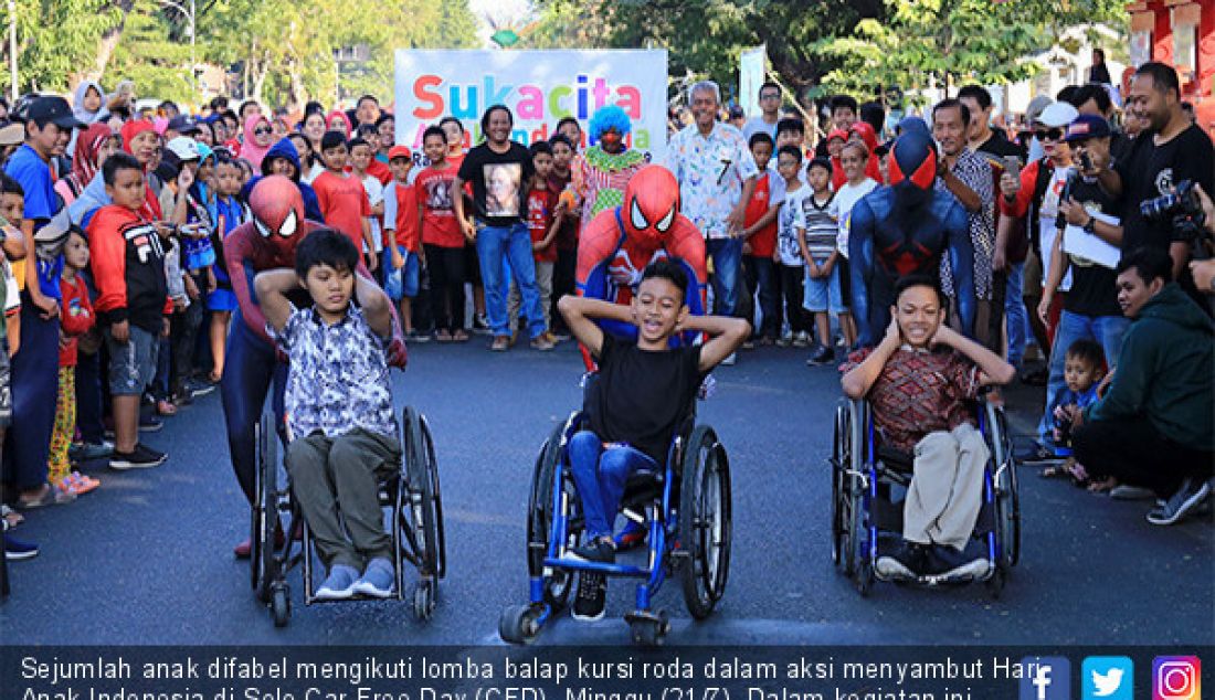 Sejumlah anak difabel mengikuti lomba balap kursi roda dalam aksi menyambut Hari Anak Indonesia di Solo Car Free Day (CFD), Minggu (21/7). Dalam kegiatan ini, anak-anak juga diperkenalkan dengan permainan tradisional. - JPNN.com