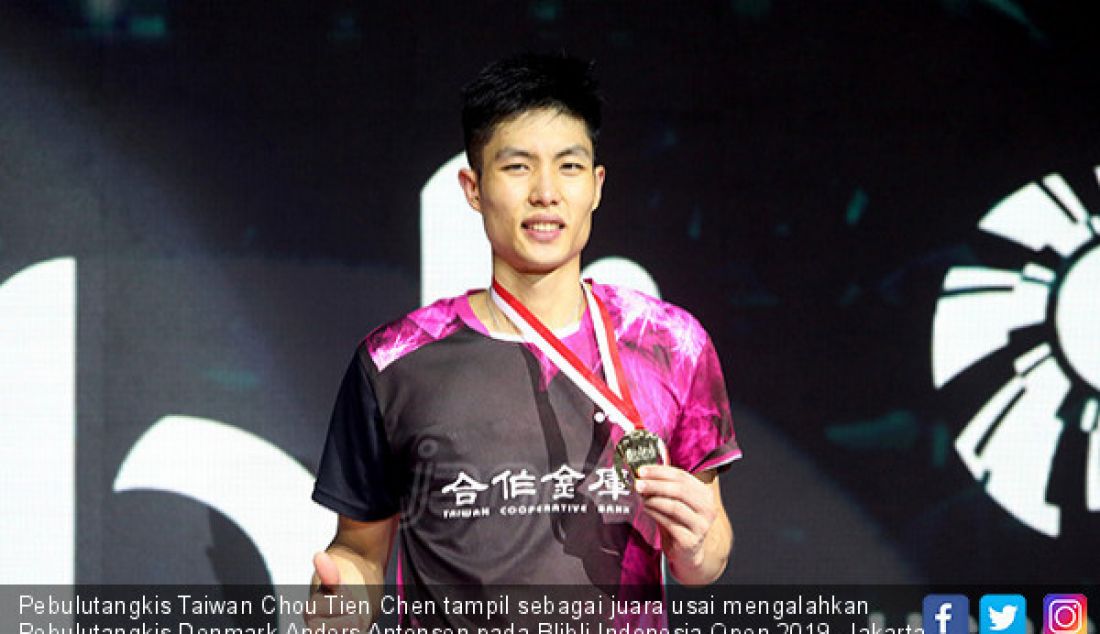 Pebulutangkis Taiwan Chou Tien Chen tampil sebagai juara usai mengalahkan Pebulutangkis Denmark Anders Antonsen pada Blibli Indonesia Open 2019, Jakarta, Minggu (21/7). - JPNN.com