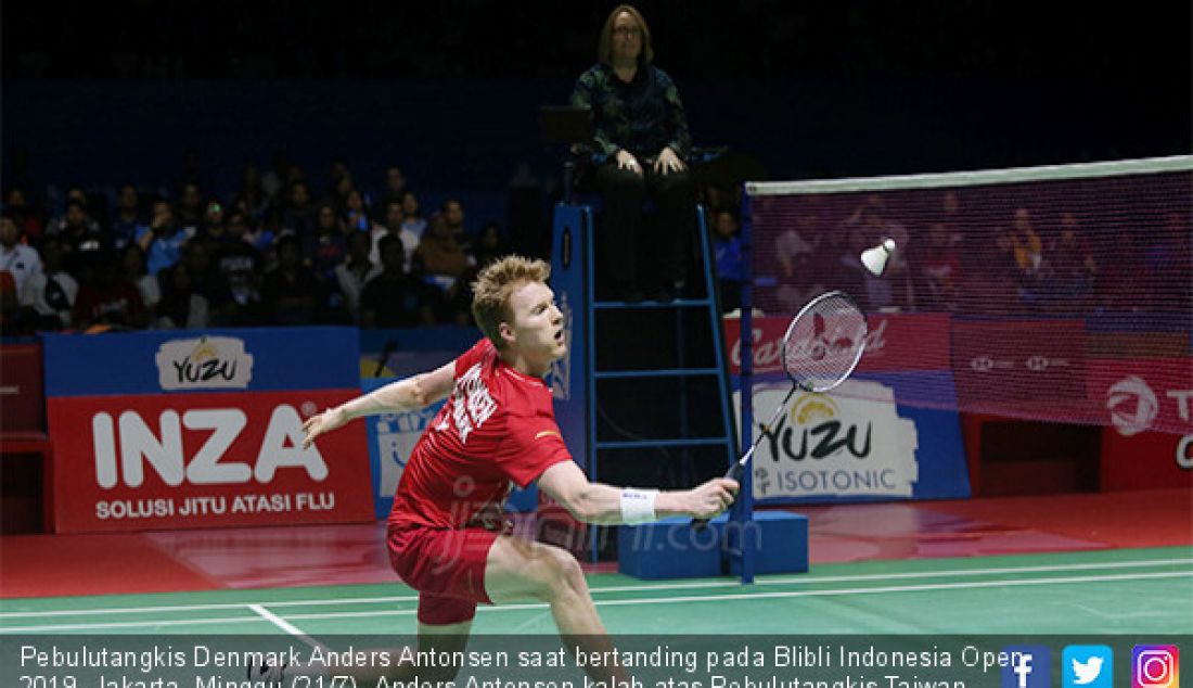 Pebulutangkis Denmark Anders Antonsen saat bertanding pada Blibli Indonesia Open 2019, Jakarta, Minggu (21/7). Anders Antonsen kalah atas Pebulutangkis Taiwan Chou Tien Chen. - JPNN.com