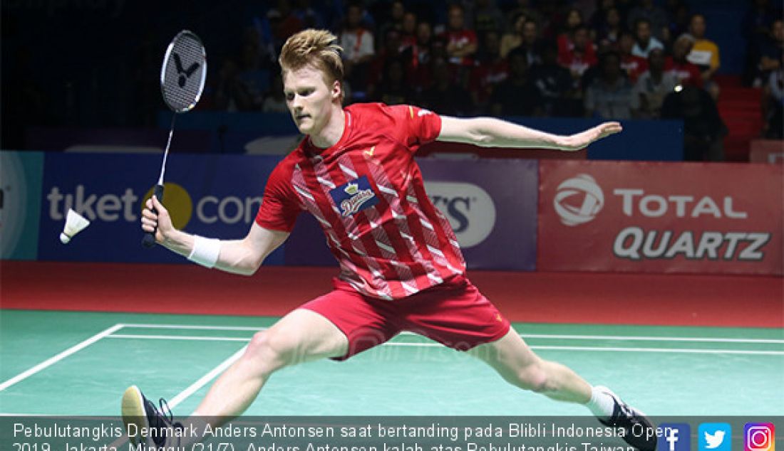 Pebulutangkis Denmark Anders Antonsen saat bertanding pada Blibli Indonesia Open 2019, Jakarta, Minggu (21/7). Anders Antonsen kalah atas Pebulutangkis Taiwan Chou Tien Chen. - JPNN.com