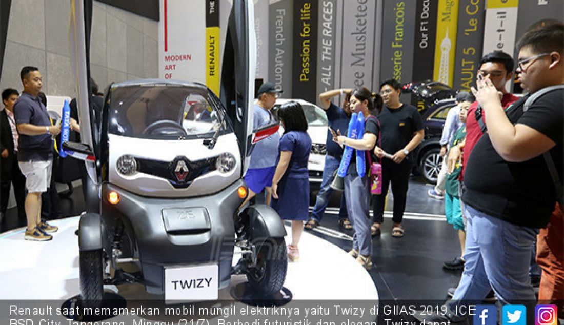 Renault saat memamerkan mobil mungil elektriknya yaitu Twizy di GIIAS 2019, ICE BSD City, Tangerang, Minggu (21/7). Berbodi futuristik dan elegan, Twizy dapat diisi oleh dua orang dan dibanderol sekitar Rp110-150 juta. - JPNN.com