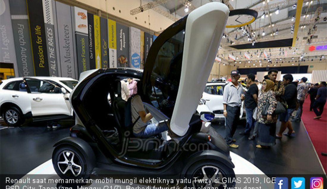 Renault saat memamerkan mobil mungil elektriknya yaitu Twizy di GIIAS 2019, ICE BSD City, Tangerang, Minggu (21/7). Berbodi futuristik dan elegan, Twizy dapat diisi oleh dua orang dan dibanderol sekitar Rp110-150 juta. - JPNN.com