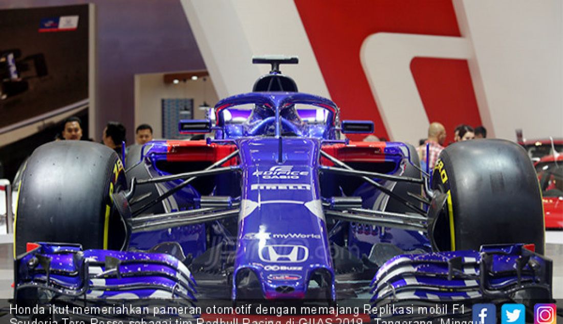 Honda ikut memeriahkan pameran otomotif dengan memajang Replikasi mobil F1 Scuderia Toro Rosso sebagai tim Redbull Racing di GIIAS 2019, Tangerang, Minggu (21/7). Kecepatan mobil bermesin jet ini mencapai 400 km/jam. - JPNN.com