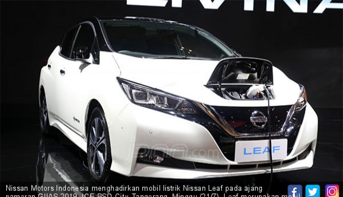 Nissan Motors Indonesia menghadirkan mobil listrik Nissan Leaf pada ajang pameran GIIAS 2019, ICE BSD City, Tangerang, Minggu (21/7). Leaf merupakan mobil listrik terlaris dunia sejak 2010. - JPNN.com