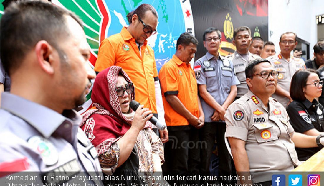 Komedian Tri Retno Prayudati alias Nunung saat rilis terkait kasus narkoba di Ditnarkoba Polda Metro Jaya, Jakarta, Senin (22/7). Nunung ditangkap bersama suaminya, July Jan Sambiran, seusai melakukan transaksi dengan tersangka TB. - JPNN.com