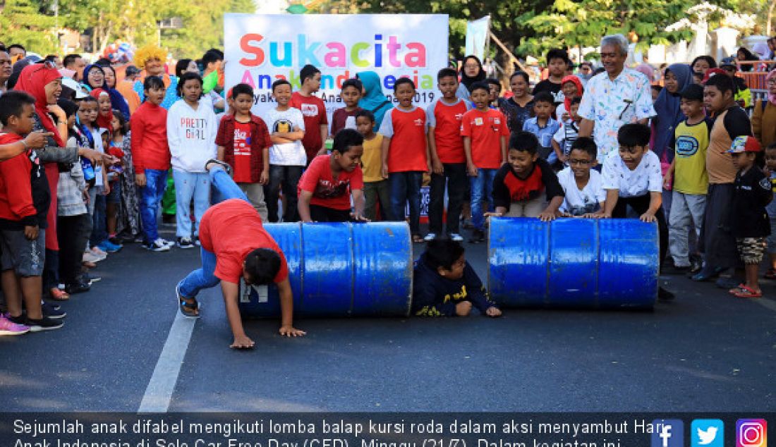 Sejumlah anak difabel mengikuti lomba balap kursi roda dalam aksi menyambut Hari Anak Indonesia di Solo Car Free Day (CFD), Minggu (21/7). Dalam kegiatan ini, anak-anak juga diperkenalkan dengan permainan tradisional. - JPNN.com