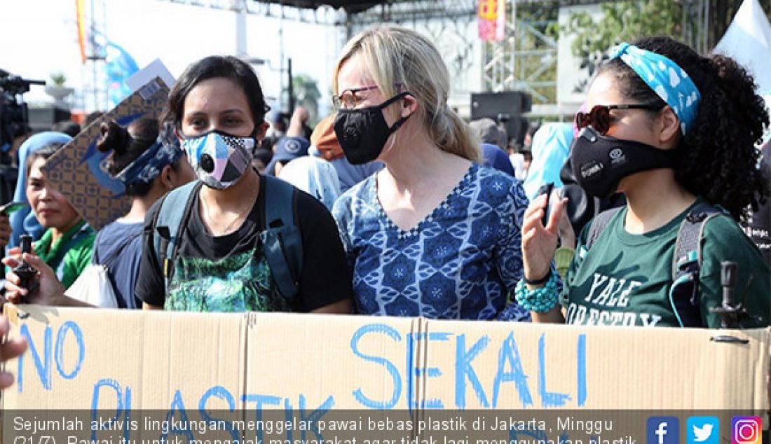 Sejumlah aktivis lingkungan menggelar pawai bebas plastik di Jakarta, Minggu (21/7). Pawai itu untuk mengajak masyarakat agar tidak lagi menggunakan plastik sekali pakai karena sampahnya akan merusak lingkungan. - JPNN.com