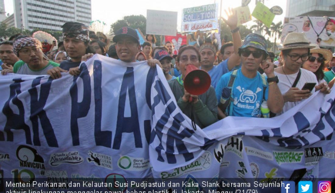 Menteri Perikanan dan Kelautan Susi Pudjiastuti dan Kaka Slank bersama Sejumlah aktivis lingkungan menggelar pawai bebas plastik di Jakarta, Minggu (21/79). Pawai itu untuk mengajak masyarakat agar tidak lagi menggunakan plastik. - JPNN.com