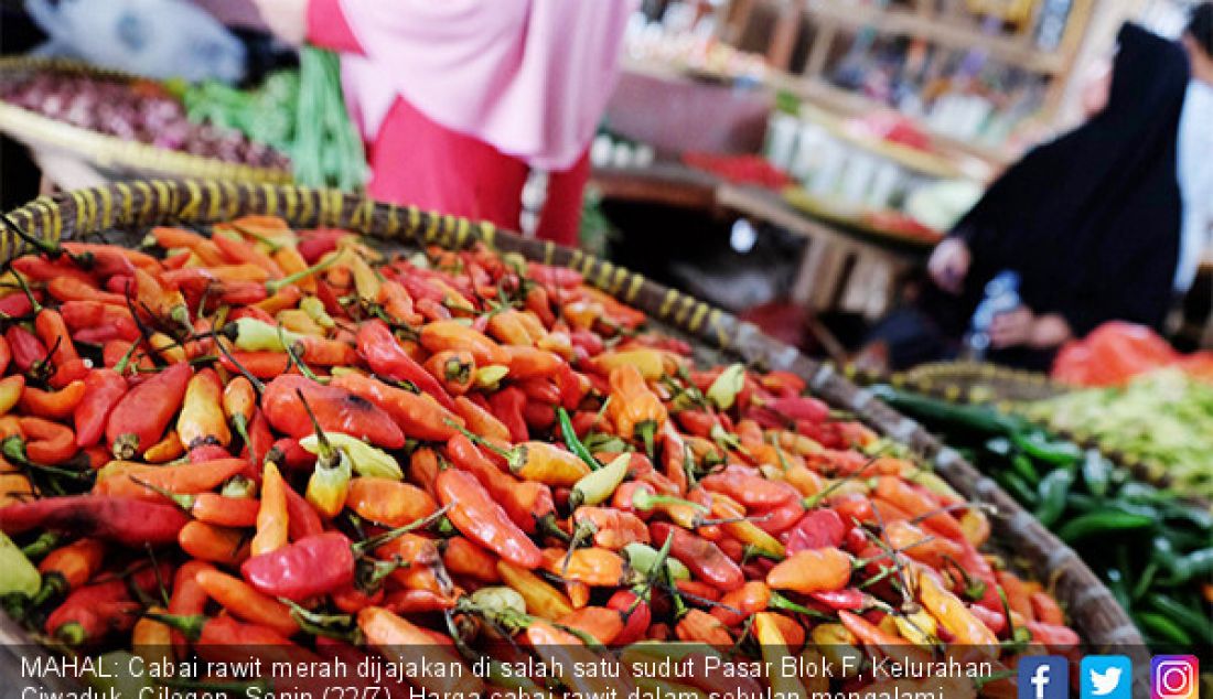 MAHAL: Cabai rawit merah dijajakan di salah satu sudut Pasar Blok F, Kelurahan Ciwaduk, Cilegon, Senin (22/7). Harga cabai rawit dalam sebulan mengalami kenaikan. - JPNN.com