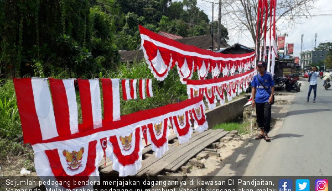Sejumlah pedagang bendera menjajakan dagangannya di kawasan DI Pandjaitan, Samarinda. Mulai maraknya pedagang ini membuat Satpol berencana akan melakukan penertiban (pedagang) yang berjualan di bahu jalan dan trotoar. - JPNN.com