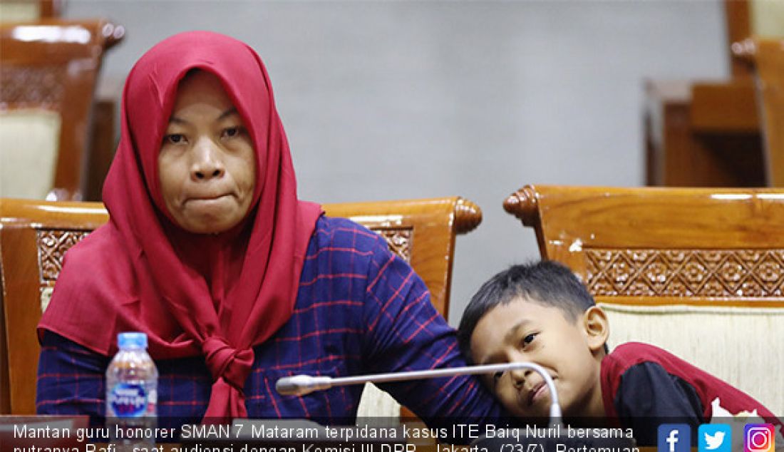 Mantan guru honorer SMAN 7 Mataram terpidana kasus ITE Baiq Nuril bersama putranya Rafi, saat audiensi dengan Komisi III DPR, Jakarta, (23/7). Pertemuan membahas surat pertimbangan amnesti Baiq Nuril dari Presiden Jokowi. - JPNN.com