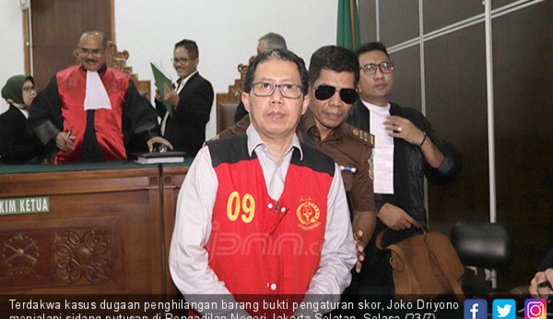 Terdakwa kasus dugaan penghilangan barang bukti pengaturan skor, Joko Driyono menjalani sidang putusan di Pengadilan Negeri Jakarta Selatan, Selasa (23/7). Mantan Plt Ketua Umum PSSI tersebut divonis 1 tahun 6 bulan penjara. - JPNN.com