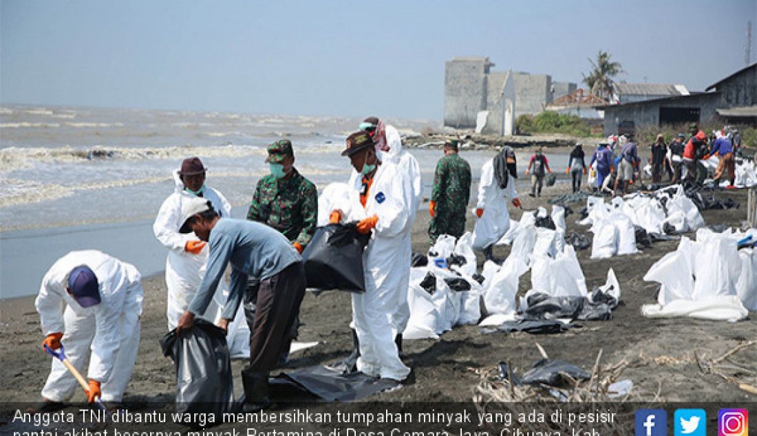 Anggota TNI dibantu warga membersihkan tumpahan minyak yang ada di pesisir pantai akibat bocornya minyak Pertamina di Desa Cemara Jaya, Cibuaya, Kab. Karawang, Selasa (23/7). - JPNN.com