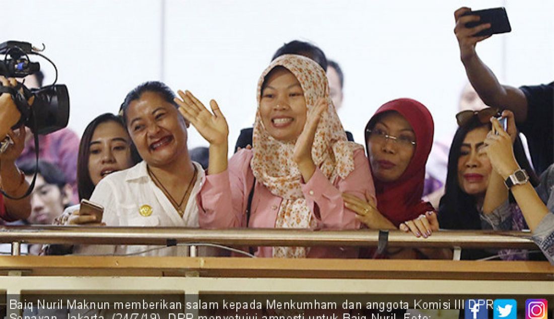 Baiq Nuril Maknun memberikan salam kepada Menkumham dan anggota Komisi III DPR, Senayan, Jakarta, (24/7/19). DPR menyetujui amnesti untuk Baiq Nuril. - JPNN.com