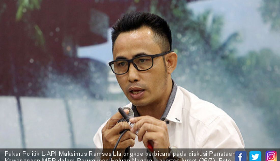 Pakar Politik L-API Maksimus Ramses Llalongkoe berbicara pada diskusi Penataan Kewenangan MPR dalam Perumusan Haluan Negara, Jakarta, Jumat (26/7). - JPNN.com