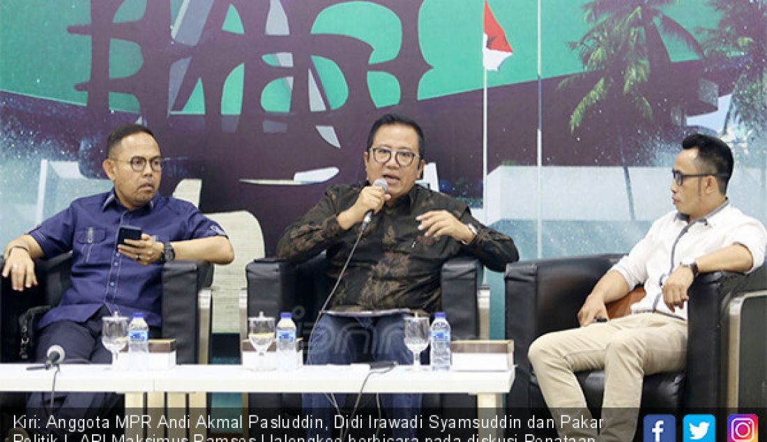 Kiri: Anggota MPR Andi Akmal Pasluddin, Didi Irawadi Syamsuddin dan Pakar Politik L-API Maksimus Ramses Llalongkoe berbicara pada diskusi Penataan Kewenangan MPR dalam Perumusan Haluan Negara, Jakarta, Jumat (26/7). - JPNN.com