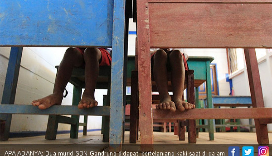 APA ADANYA: Dua murid SDN Gandrung didapati bertelanjang kaki saat di dalam ruang kelas, Senin (15/7). - JPNN.com