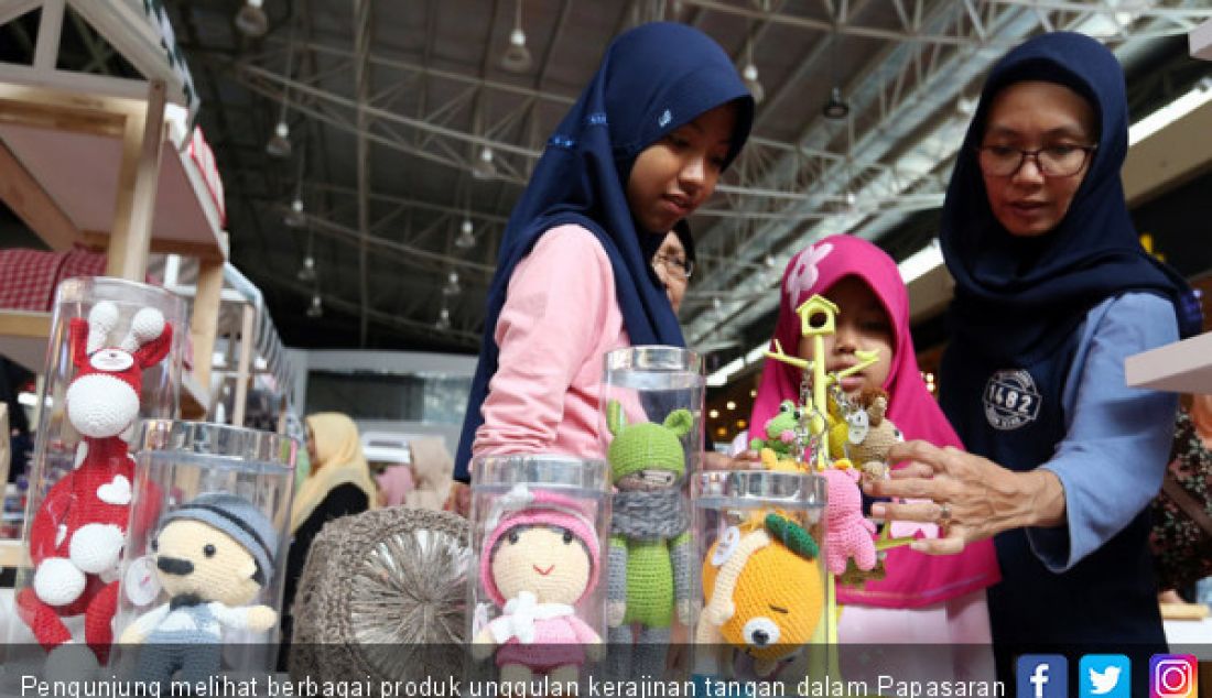 Pengunjung melihat berbagai produk unggulan kerajinan tangan dalam Papasaran 2019 di Botani Square, Kota Bogor, Jawa Barat, Sabtu (27/7). - JPNN.com
