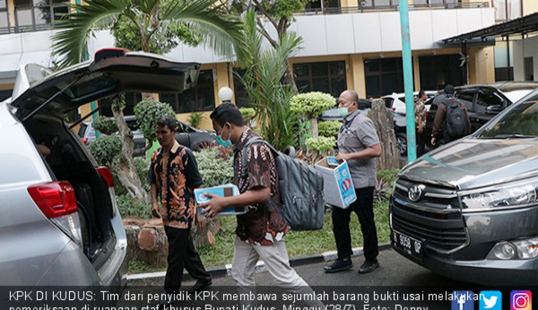 KPK DI KUDUS: Tim dari penyidik KPK membawa sejumlah barang bukti usai melakukan pemeriksaan di ruangan staf khusus Bupati Kudus, Minggu (28/7). - JPNN.com