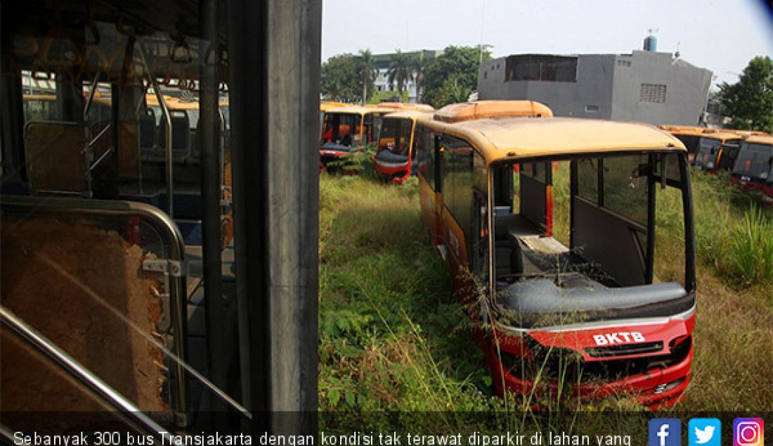 Sebanyak 300 bus Transjakarta dengan kondisi tak terawat diparkir di lahan yang kosong sejak 2018, Minggu (28/7). - JPNN.com