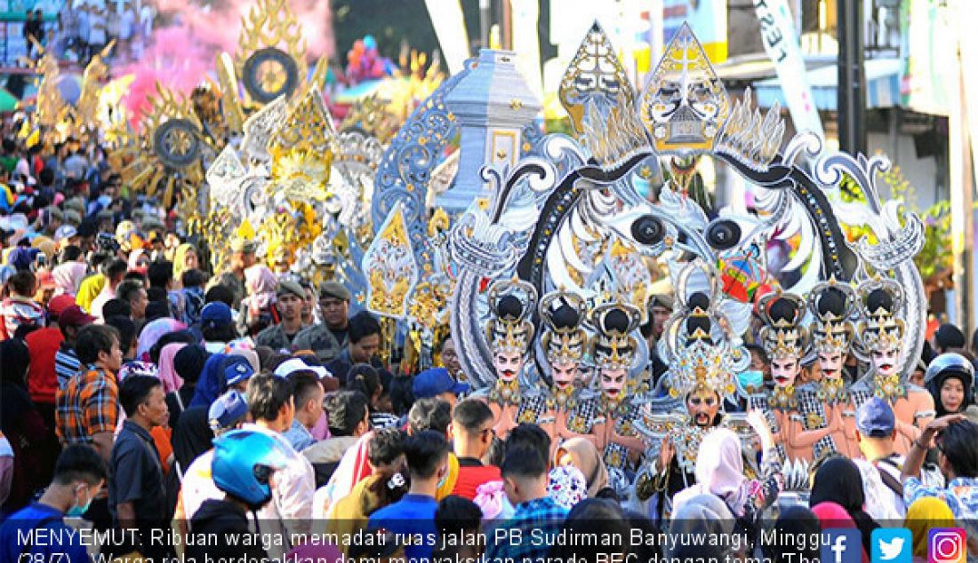 MENYEMUT: Ribuan warga memadati ruas jalan PB Sudirman Banyuwangi, Minggu (28/7). Warga rela berdesakkan demi menyaksikan parade BEC dengan tema 'The Kingdom of Blambangan'. - JPNN.com