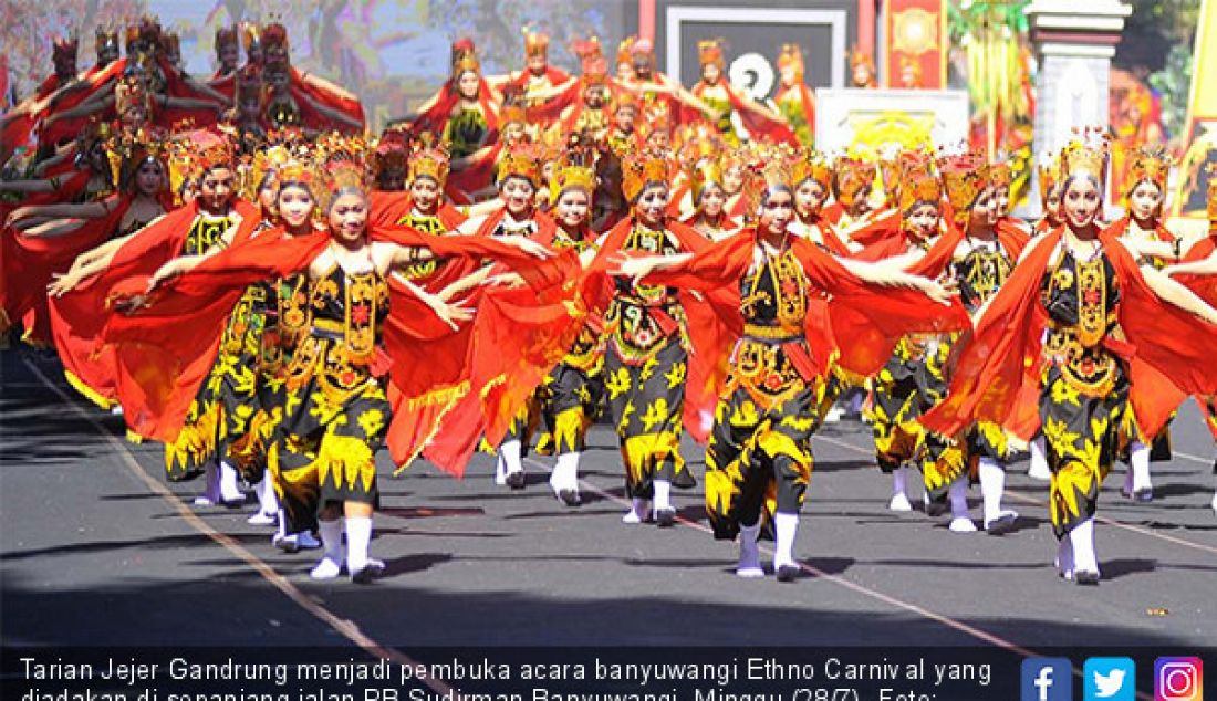 Tarian Jejer Gandrung menjadi pembuka acara banyuwangi Ethno Carnival yang diadakan di sepanjang jalan PB Sudirman Banyuwangi, Minggu (28/7). - JPNN.com