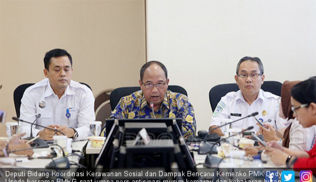 Deputi Bidang Koordinasi Kerawanan Sosial dan Dampak Bencana Kemenko PMK Dody Usodo bersama BMKG saat jumpa pers antisipasi musim kemarau dan kebakaran hutan dan lahan, Jakarta, Selasa (30/7). - JPNN.com