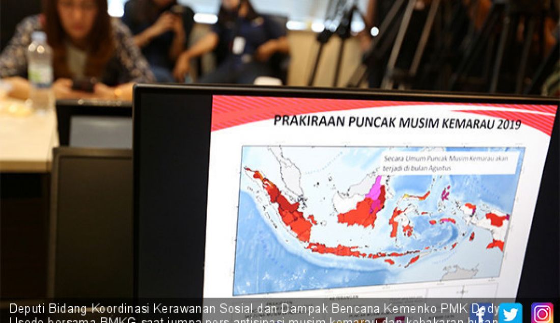 Deputi Bidang Koordinasi Kerawanan Sosial dan Dampak Bencana Kemenko PMK Dody Usodo bersama BMKG saat jumpa pers antisipasi musim kemarau dan kebakaran hutan dan lahan, Jakarta, Selasa (30/7). - JPNN.com