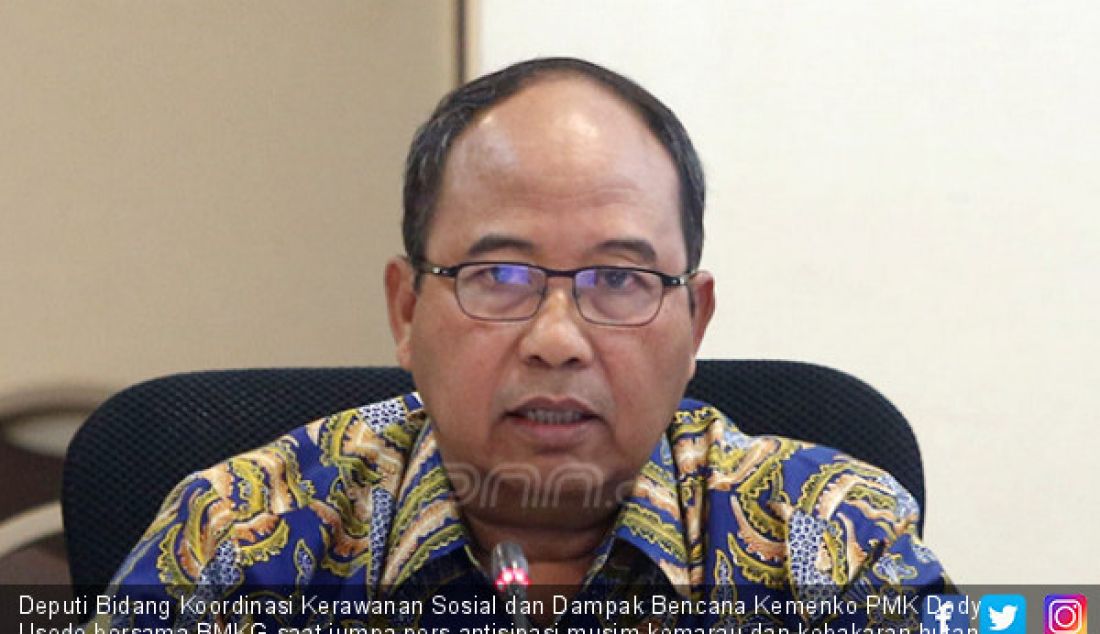 Deputi Bidang Koordinasi Kerawanan Sosial dan Dampak Bencana Kemenko PMK Dody Usodo bersama BMKG saat jumpa pers antisipasi musim kemarau dan kebakaran hutan dan lahan, Jakarta, Selasa (30/7). - JPNN.com