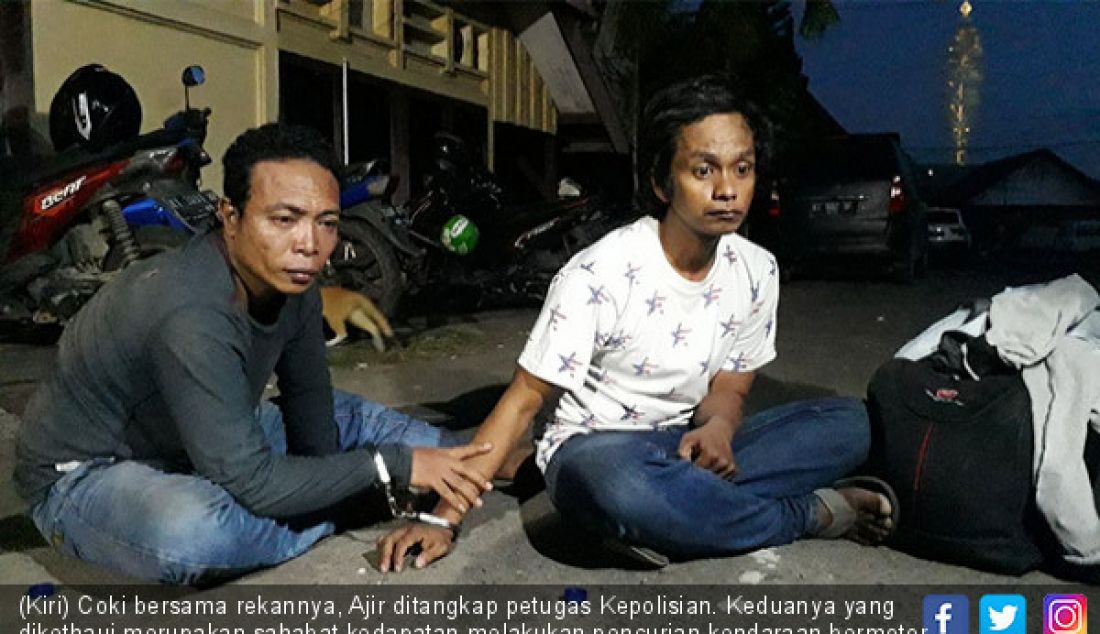 (Kiri) Coki bersama rekannya, Ajir ditangkap petugas Kepolisian. Keduanya yang dikethaui merupakan sahabat kedapatan melakukan pencurian kendaraan bermotor. - JPNN.com