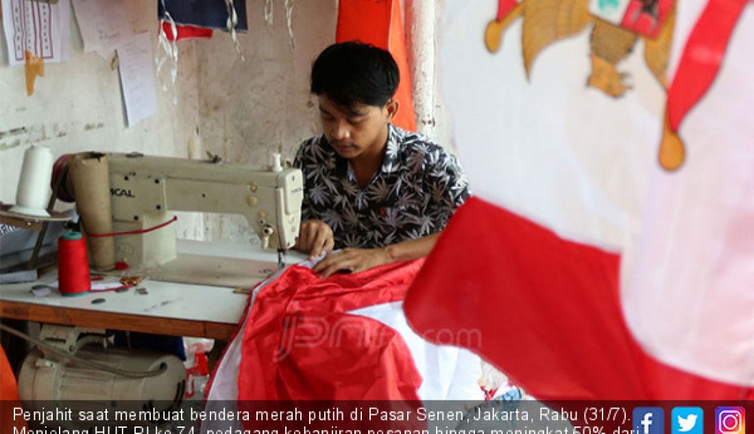 Penjahit saat membuat bendera merah putih di Pasar Senen, Jakarta, Rabu (31/7). Menjelang HUT RI ke 74, pedagang kebanjiran pesanan hingga meningkat 50% dari biasanya. - JPNN.com