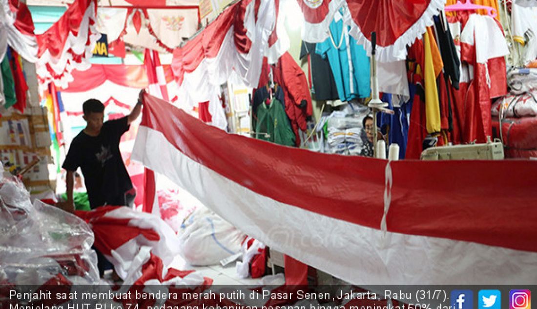 Penjahit saat membuat bendera merah putih di Pasar Senen, Jakarta, Rabu (31/7). Menjelang HUT RI ke 74, pedagang kebanjiran pesanan hingga meningkat 50% dari biasanya. - JPNN.com