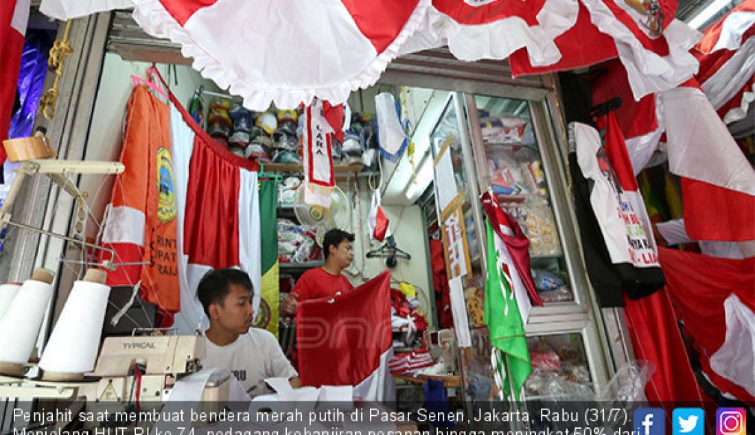 Penjahit saat membuat bendera merah putih di Pasar Senen, Jakarta, Rabu (31/7). Menjelang HUT RI ke 74, pedagang kebanjiran pesanan hingga meningkat 50% dari biasanya. - JPNN.com